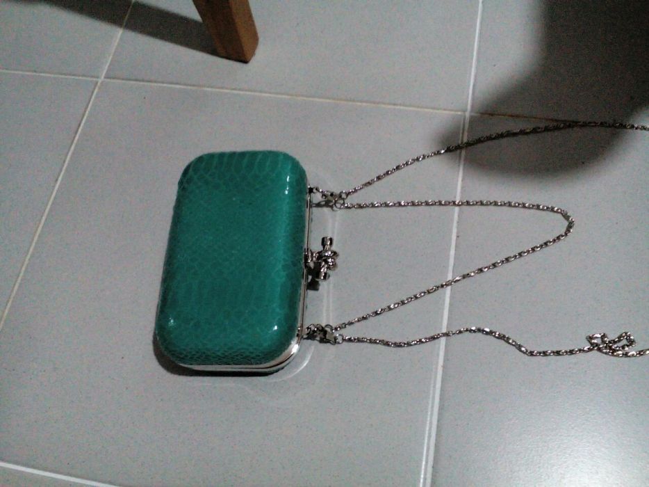 Conjunto de sandálias e pochet em verde água