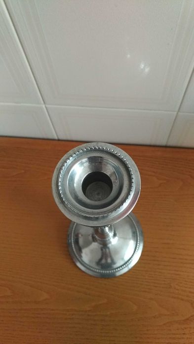 Par de castiçais prateados