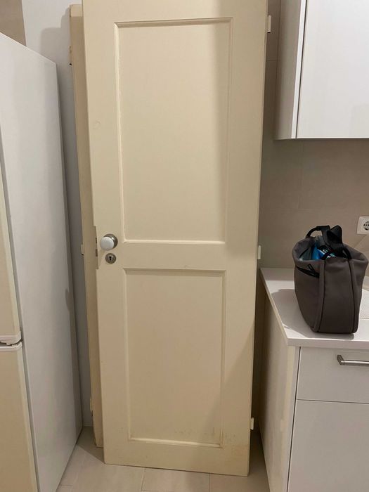 2 Portas brancas de casa típica de Lisboa