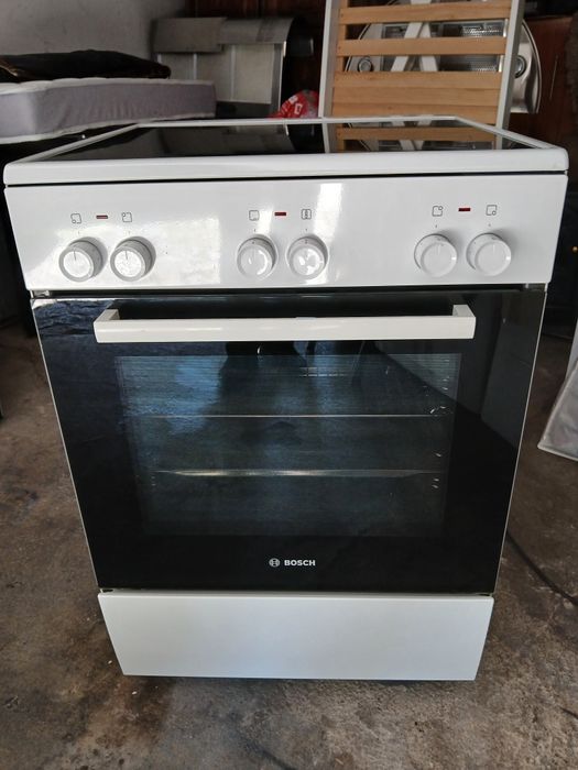 Vendo fogão elétrico, vitrocerâmico. 4 bocas e forno elétrico.  Bom estado