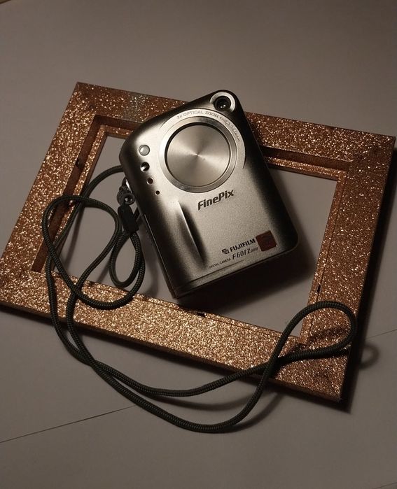 Aparat  w kolorze srebrnym