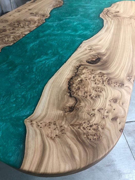 Стіл з епоксидної смоли. Меблі на замовлення.