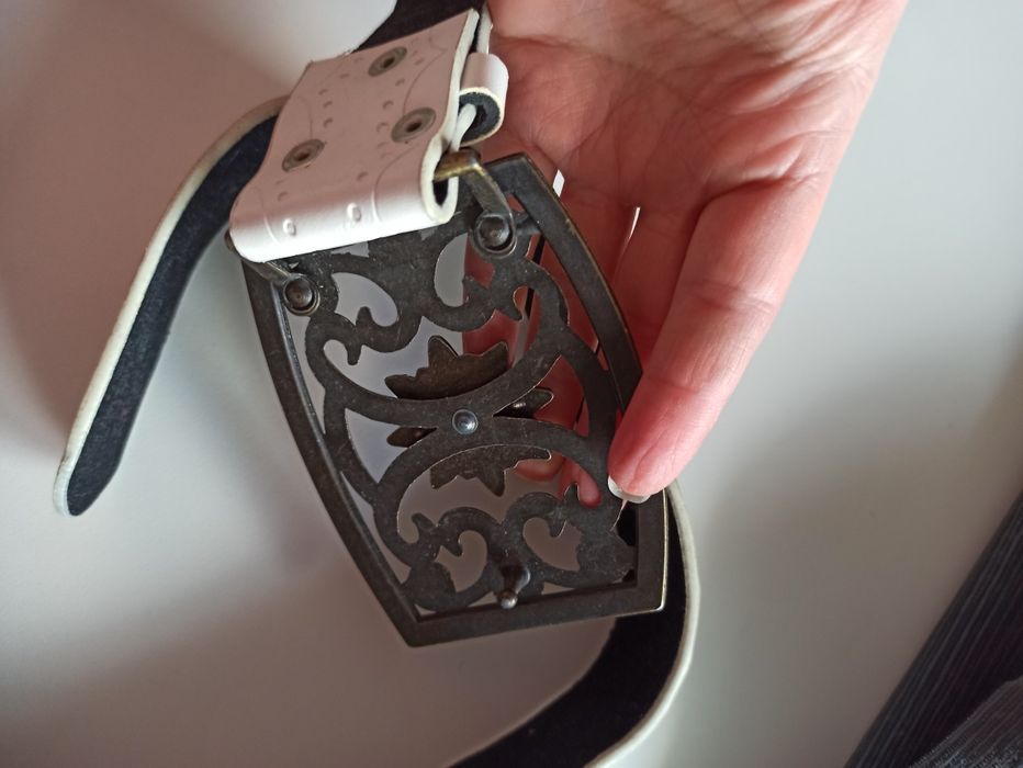 Biały pasek z metalową klamrą
