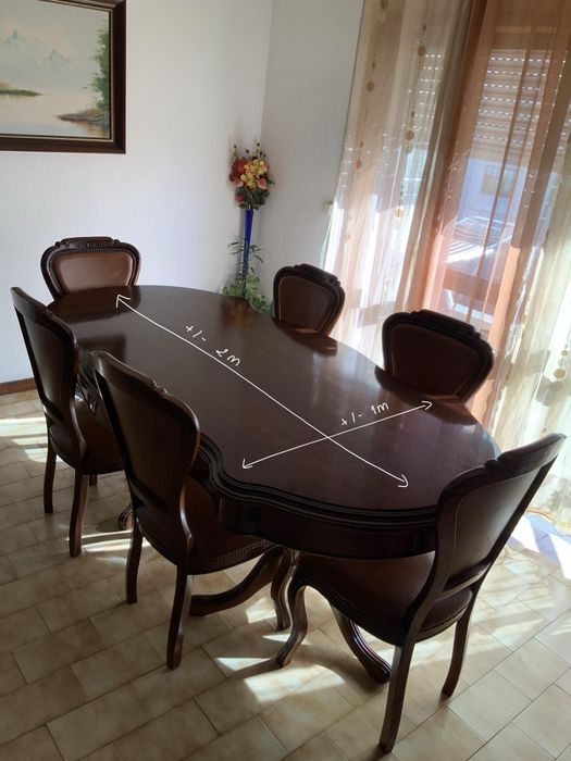 Conjunto de móveis clássicos em madeira maciça
