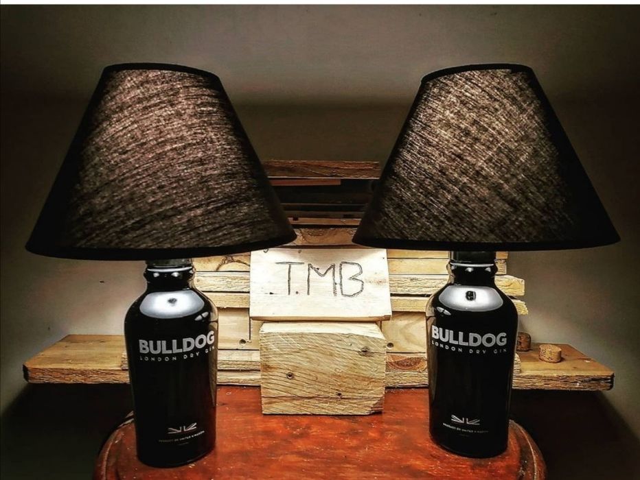 Garrafas Bulldog vazias, transformadas em candeeiros