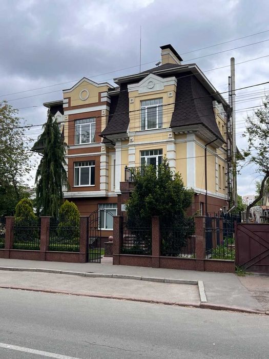 Здається приміщення цокольного поверху по вул Олега Міхнюка