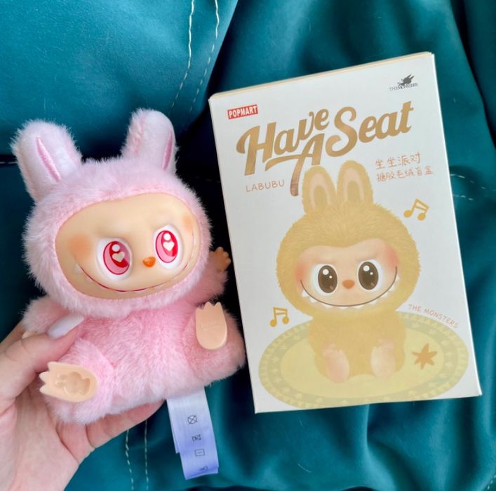 Плюшевий брелок LABUBU Have A Seat 100 v2 15см з коробкою