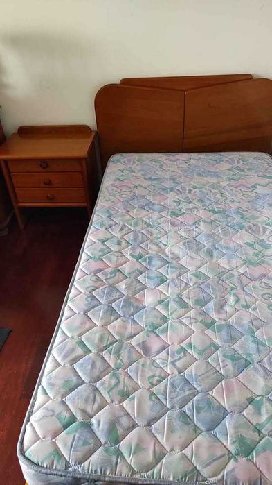 Conjunto de quarto Saint Clair — cama, mesinha e espelho