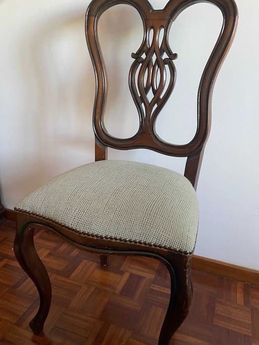 Conjunto de 8 Cadeiras Clássicas em Madeira de Mogno