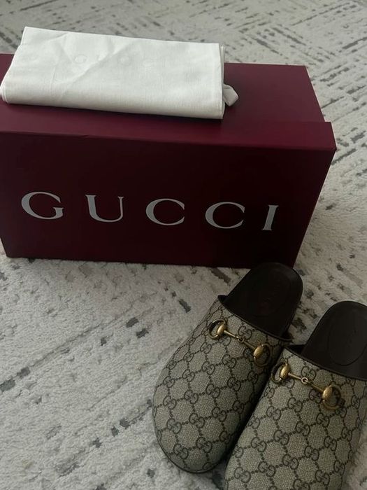 Chodaki Gucci.