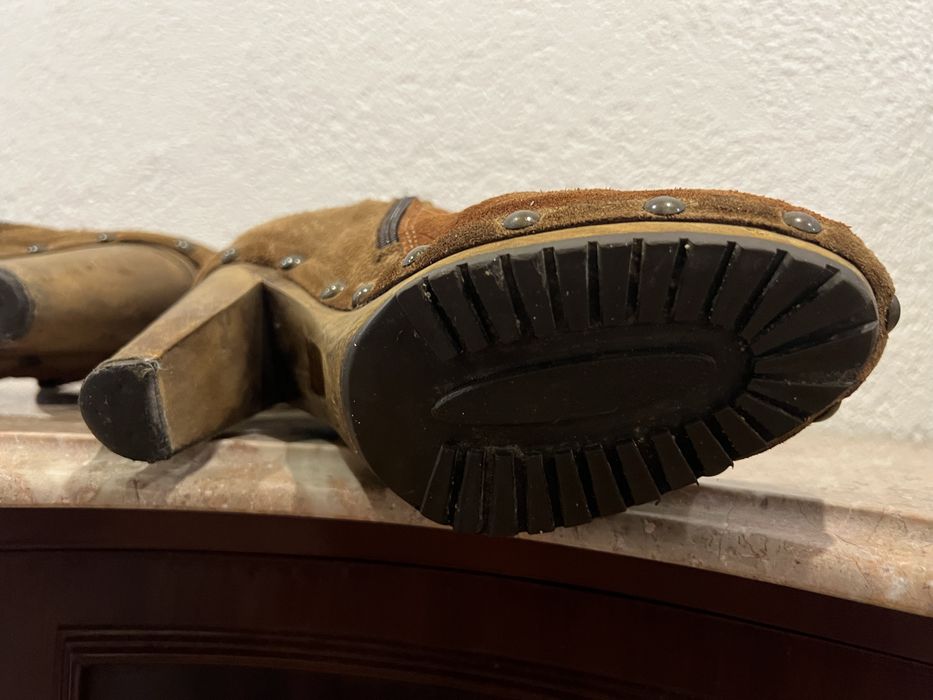 Botas em Camurça de Cano Alto Castanho e Camel