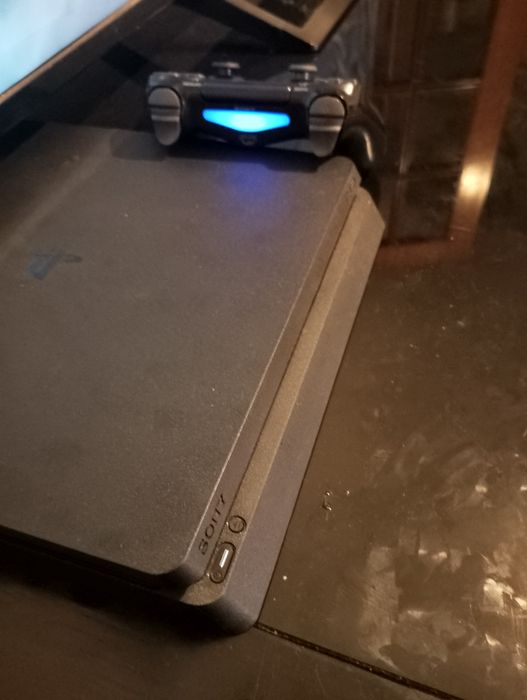 Vendo Consola PS4 slim 1T + 3 jogos de graça + 1 comando  original