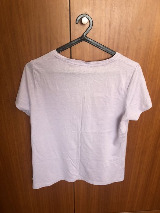 T-shirt lilás.
