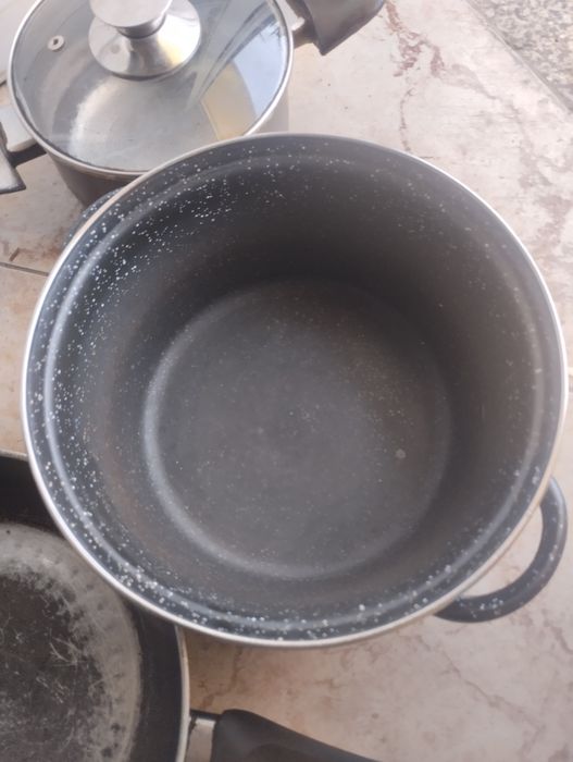 varias panelas em bom estado