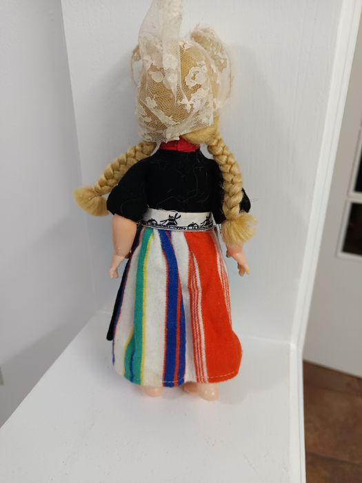 Boneca vintage. Traje típico.