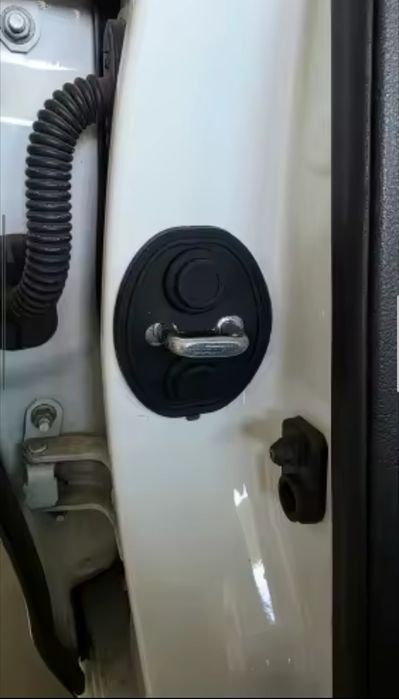 Силиконовая защита дверного замка автомобиля ЧЕРНАЯ 90х70мм