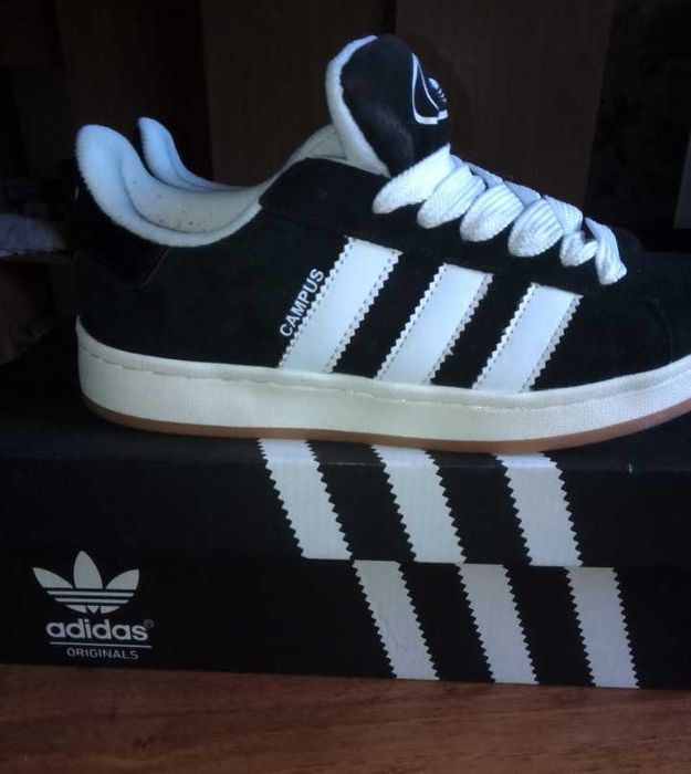 Жіночі кросівки.