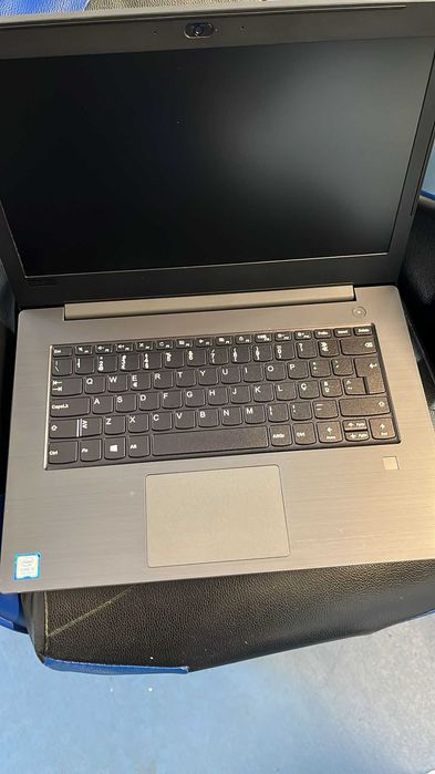 Portátil Lenovo v330 8gen