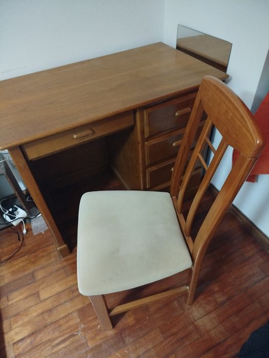 Mesa de escritório com cadeira