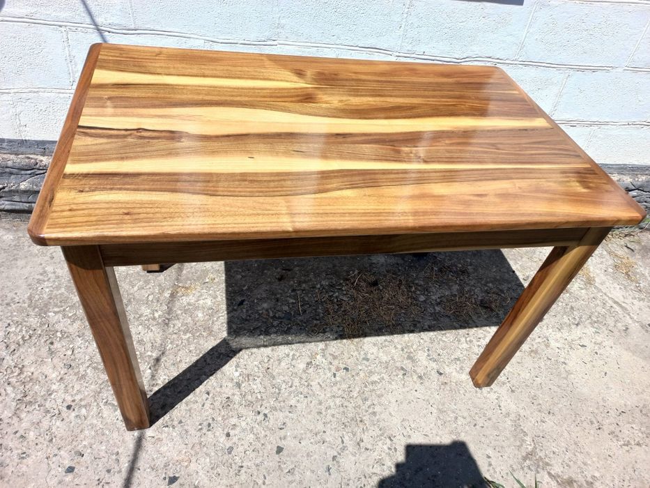 Кухонний  стіл з горіха