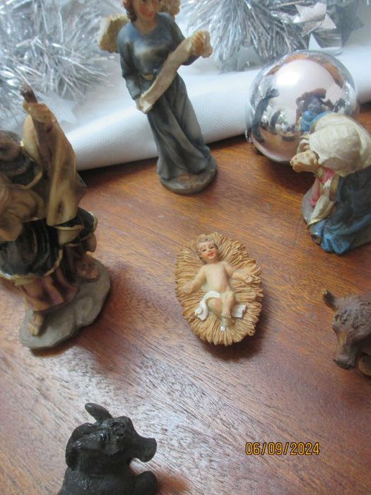 Figuras do presépio e alguns enfeites natalícios