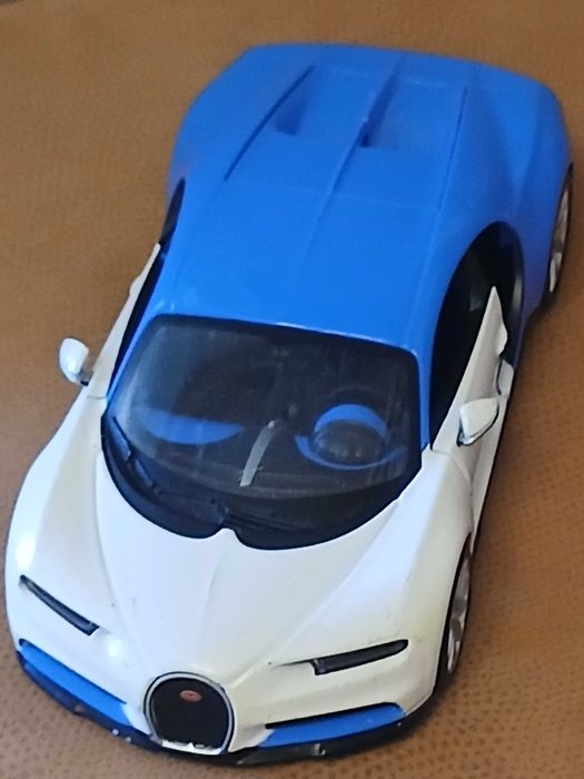 Коллекционная модель автомобиля Maisto Bugatti Chiron в масштабе 1:24,