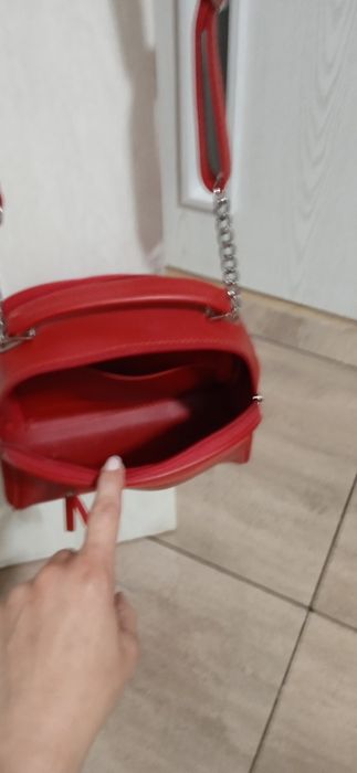 Сумка через плече,досить містка,колір трохи приглушеніший насправді ні