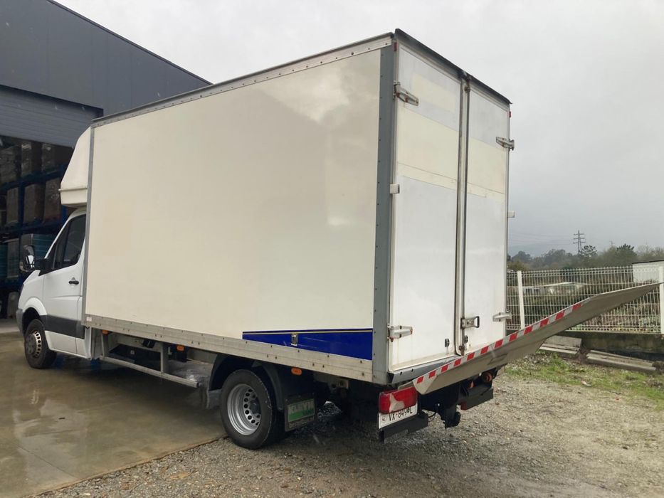 Mercedes sprinter com plataforma elevatória