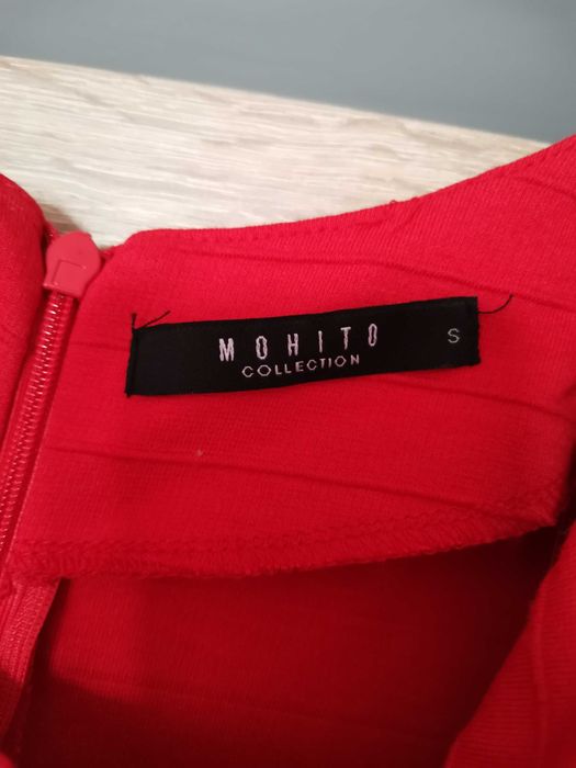 Piękna czerwona sukienka firmy Mohito.
