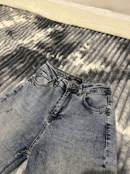 Джинси , блакитного кольору