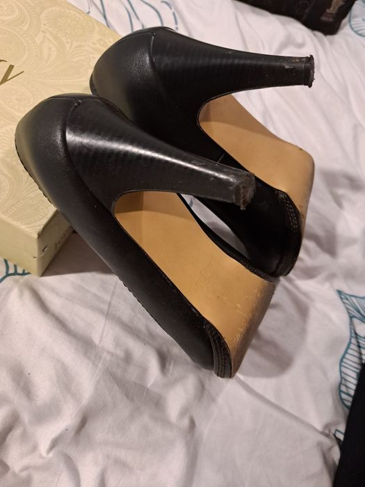 Czarne buty na obcasie