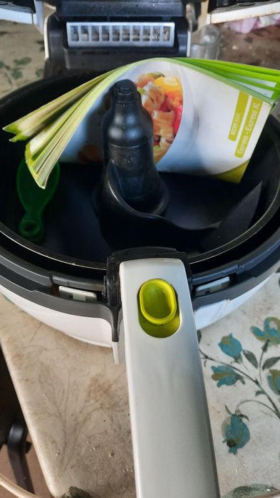 Uma máquina de costura e uma fritadeira