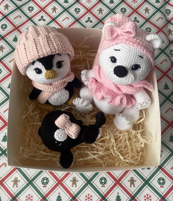 Ведмедик вʼязаний у святковому пакуванні