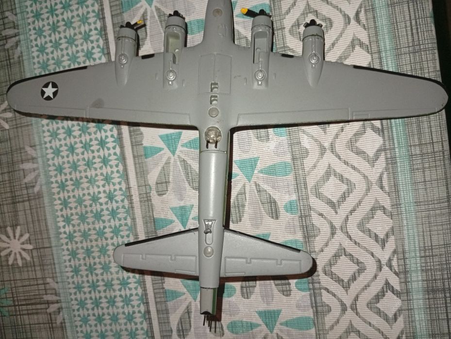 Модель літака B-17 в масштабі 1:144