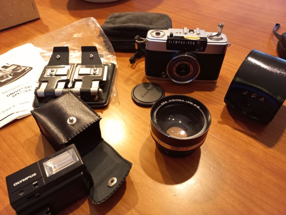 Máquina fotográfica manual antiga olympus com flash e lente extra