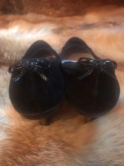 Eleganckie zamszowe czarne szpilki