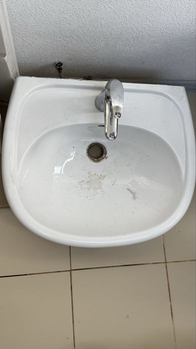 Умивальник зі змішувачем