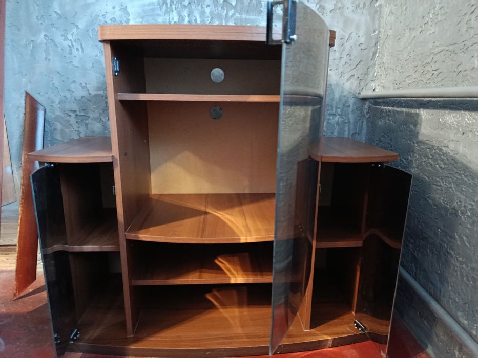 Вмістка та практична тумба під телевізор