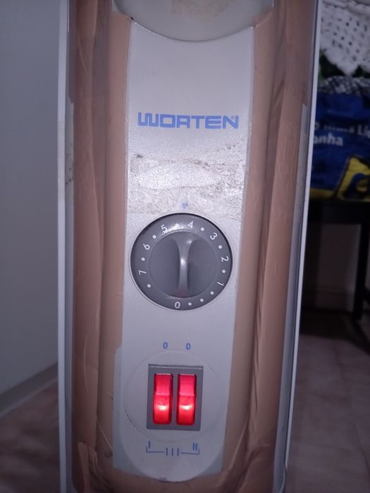 Aquecedor a óleo de 6 elementos e a funcionar muito bem.