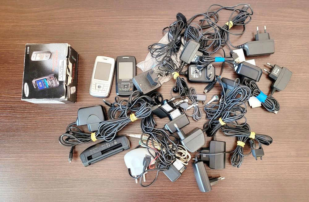Zestaw starych telefonów komórkowych Nokia, Samsung, Siemens