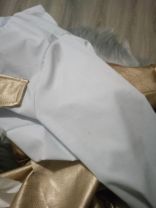 Biała koszula ze złotym dodatkami