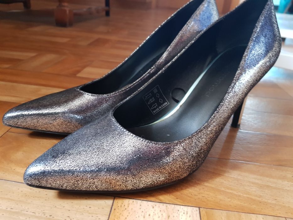 Srebrne, metaliczne błyszczące szpilki - buty na obcasie