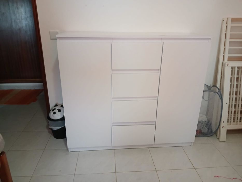 Cômoda branca usada