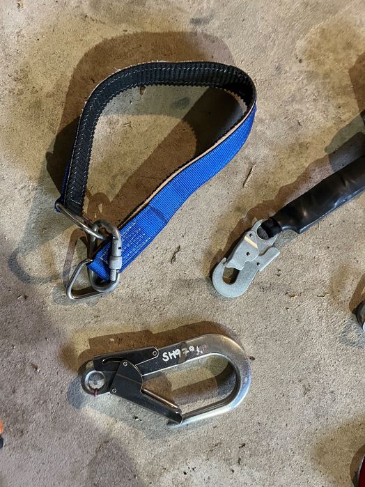 Arnês de segurança com vários acessórios