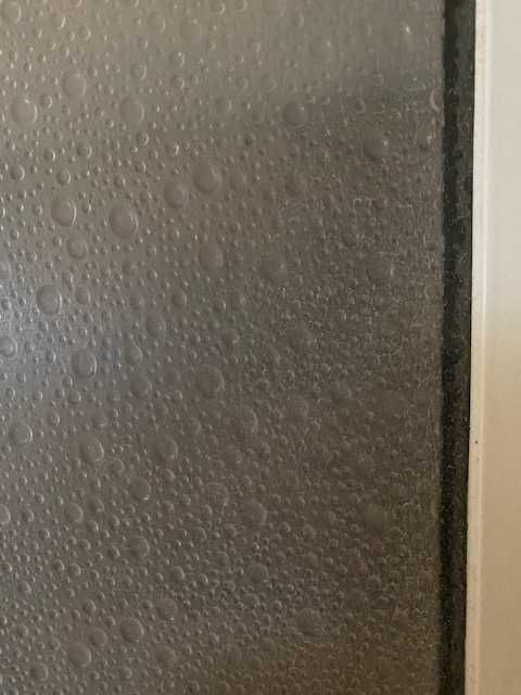 Porta de alumínio ( duas meias portas) com vidro em acrílico fosco