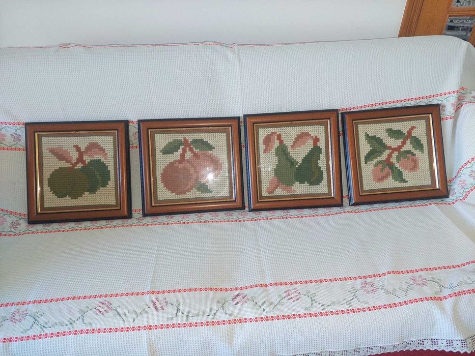 Quadros em ponto de Arraiolos com moldura em madeira