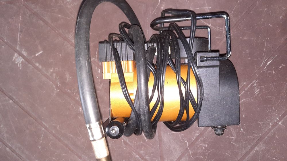 Pompka kompresor samochodowy elektryczny 12V z manometrem