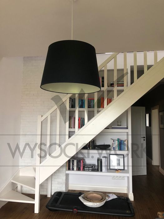 Schody świerkowe białe na wymiar z balustradą