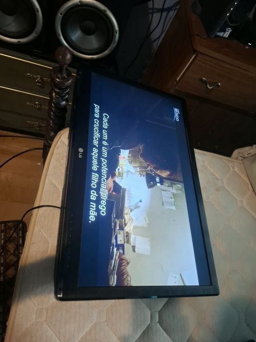 Lg 32 polegadas a um preço acessível( sem pés ,estava montada na parede)