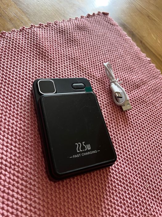 Павербанк на магніті